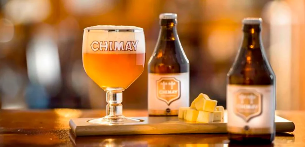 Horizontal liegende Flasche Chimay Triple (Weißbier) Horizontal liegende Flasche Chimay Triple (Weißbier)