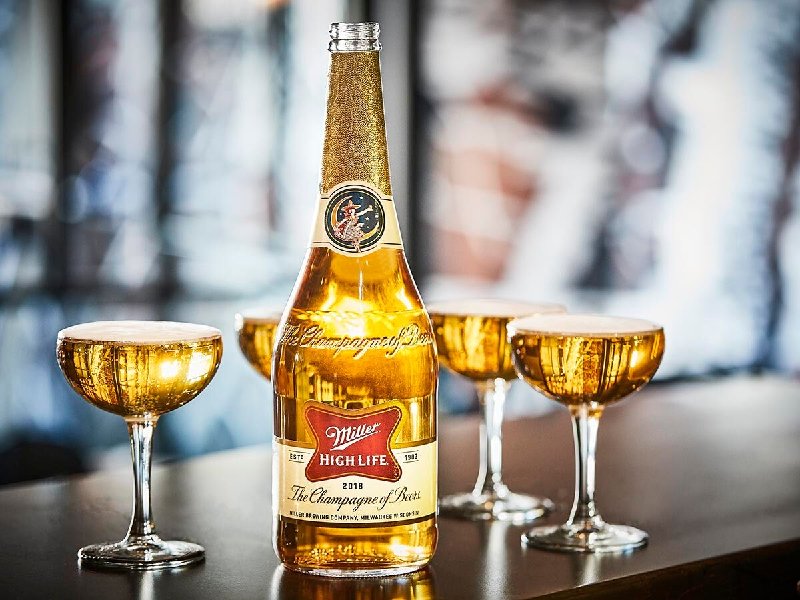 Miller High Life Champagner Flaschen in voller Größe Story1 - Miller High Life: Elegantes Bier im Alltag