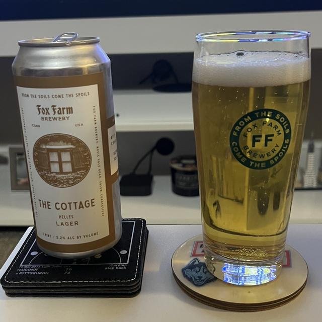 Das Bier hat einen goldenen Farbton, so hell und erfrischend, dass man den Sommerhimmel hindurchsehen kann – The Cottage: The Art of Natural Beauty