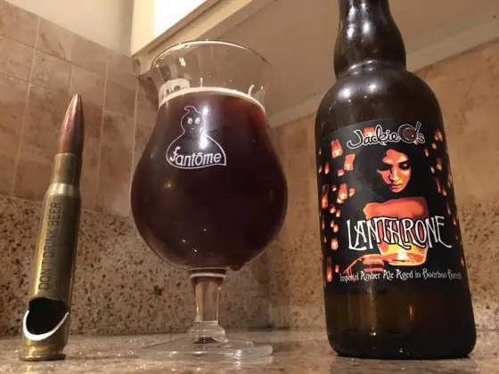 Das Bier hat eine warme rote Farbe mit einem Hauch von Braun, geheimnisvoll wie ein kostbarer Edelstein - Lanthrone: Legend Reborn From Red To Miraculous
