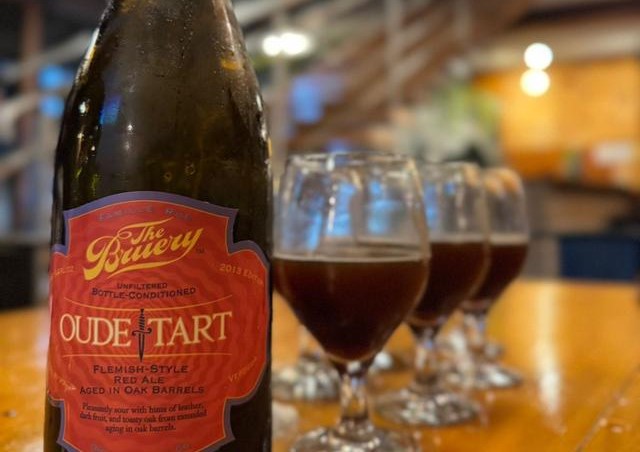 ビールは、小さな野原に沈む夕日のような琥珀色のほのかな温かみのある赤色です。 - Oude Tart：黄金の一滴一滴に凝縮された濃厚なフランダースの味