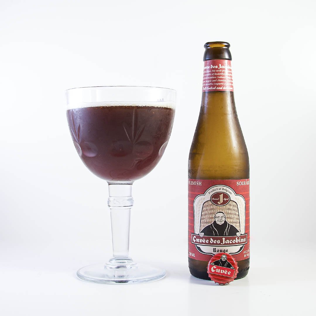 The beer has a warm ruby red color, sparkling like a precious gem preserved in the hands of time - Cuvée Des Jacobins Rouge: The Echoes of the Past