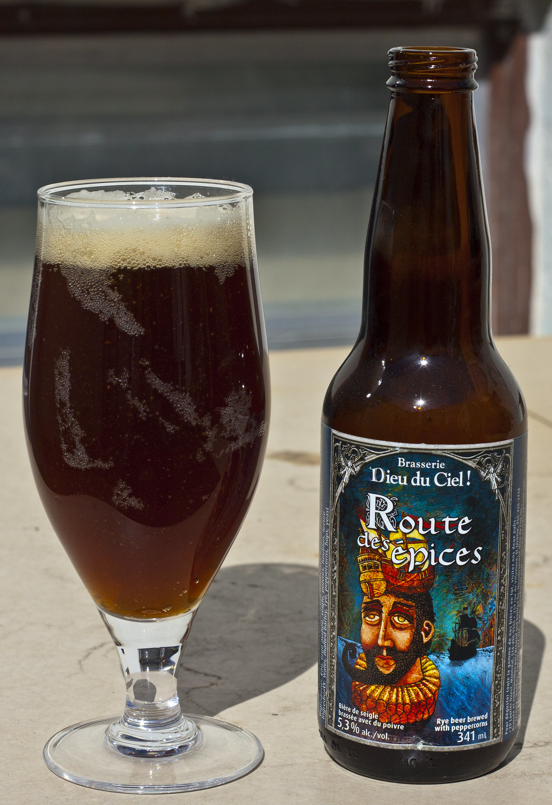 Das Bier hat eine warme Bernsteinfarbe wie der Sonnenuntergang an einem Herbsttag - Route des Epices: Lied von Roggen und Pfefferkörnern