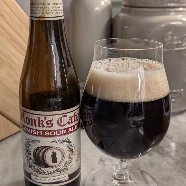 Bia co mau nau sam day bi an. Doi khi anh sang khe cham vao de lo ra nhung anh do tham - Monk's Caf&eacute; Flemish Sour: Đắm M&igrave;nh Trong V&agrave;ng N&acirc;u Tinh T&uacute;y