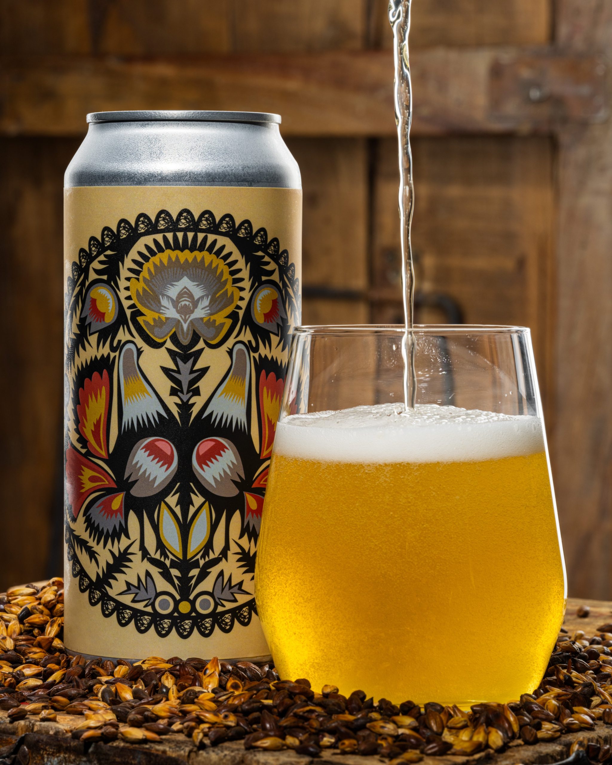 Das Bier hat eine rein goldene Farbe und duftet so wie die ersten Strahlen des Morgensonnenlichts, die durch die schuppige Gerste dringen - Wycinanki: Die reine Geschichte von geräucherter Gerste