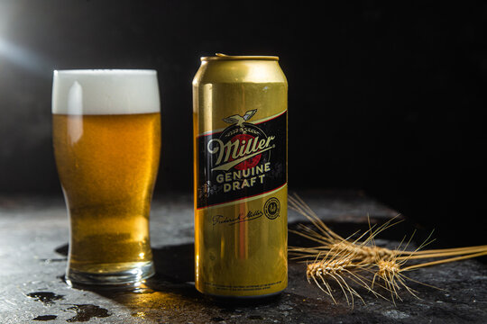 Miller Genuine Draft: Linh Hồn Của Sự Tươi Mới Nguyên Bản Bia co mau vang anh kim tinh khiet nhu nhung tia nang dau tien cua buoi binh minh duoc chat chiu va giam minh trong long ly - Miller Genuine Draft: Linh Hồn Của Sự Tươi Mới Nguyên Bản
