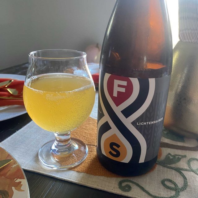 Das Bier hat eine goldene Farbe, die in der Luft funkelt wie ein Tropfen reinen Morgentaus - Lichtenhainer: Das bezaubernde Flüstern des Rauchs