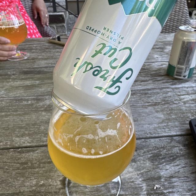 Fresh Cut: A Crispy Masterpiece That Captures the Souls of Beer Connoisseurs