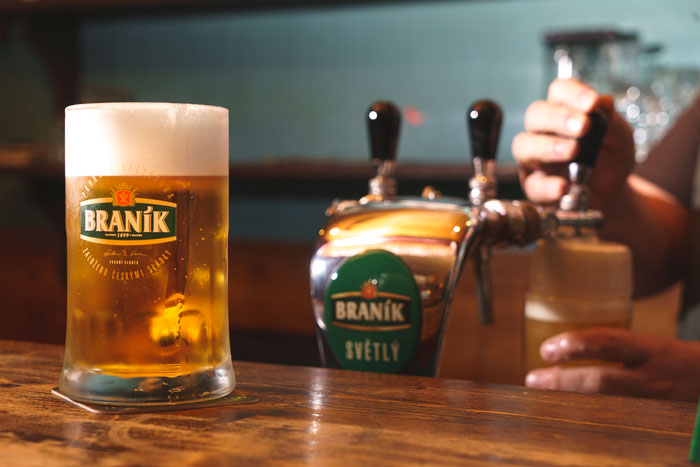 Warmes, dunkles, bernsteinfarbenes Bier – Branik Svetly: Der sanfte Hauch tschechischer Träume