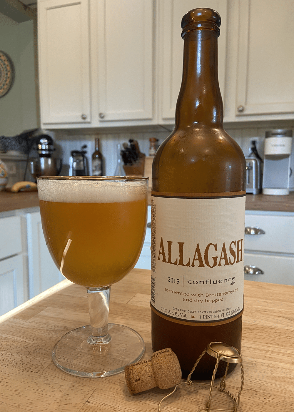 Bia co mau vang rom anh vang am ap nhu mau nang dau thu toa sang voi do trong mo quyen ru - Confluence Ale: Nơi Trật Tự V&agrave; Hoang D&atilde; H&ograve;a L&agrave;m Một Điệu Nhạc