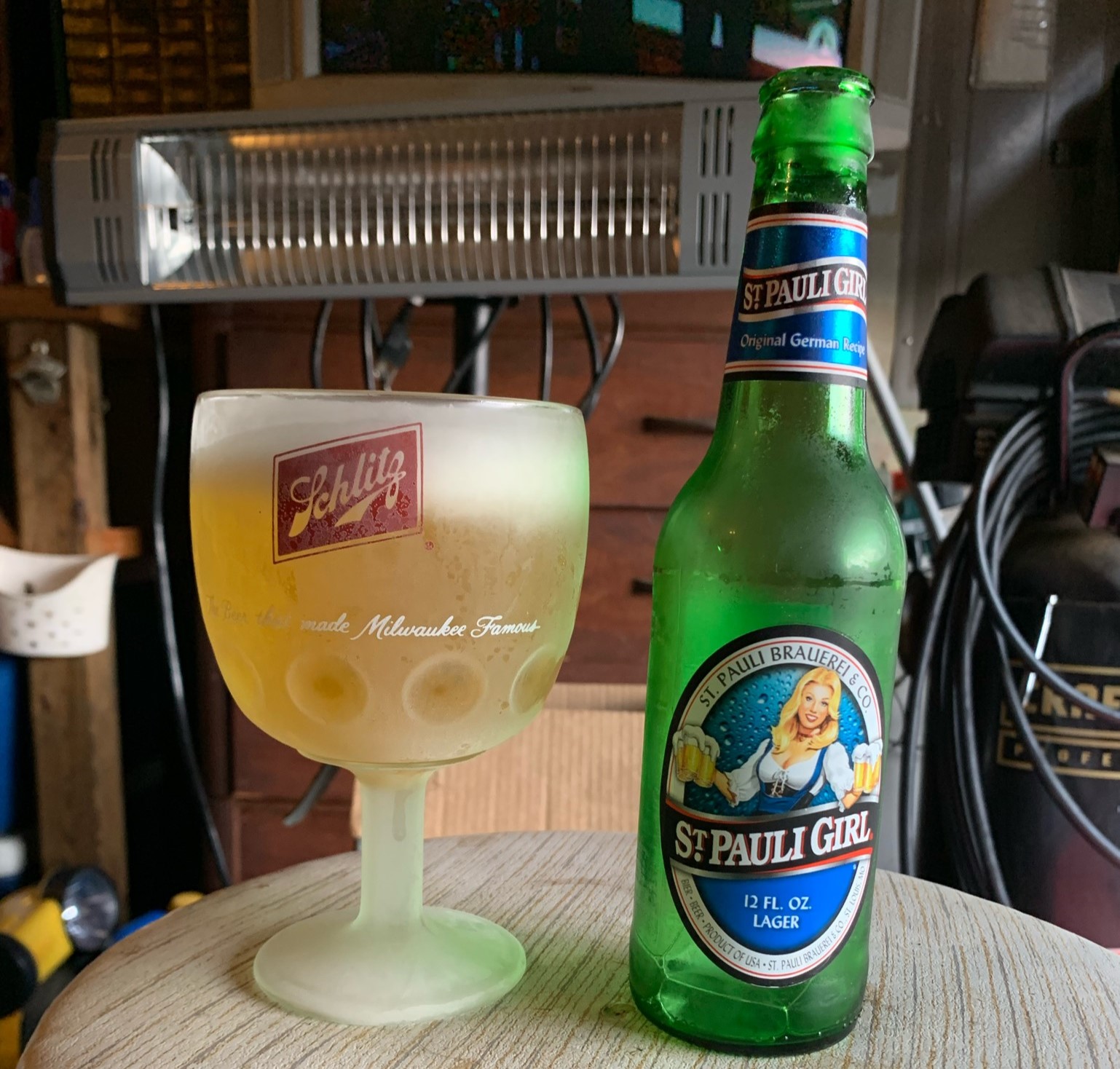 Bia co mau vang rom lap lanh cua nang ban se thay ca mot bau troi trong vat - St. Pauli Girl: Người Đẹp Dirndl V&agrave; Huyền Thoại Bia Đức