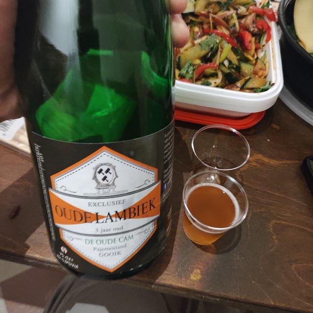 デ・カム・ランビック:不滅のビールの純粋な魂 このビールは、畑の霧を通して輝く微笑む太陽のようなバラ色の黄色をしています - デ・カム・ランビック:不滅のビールの純粋な魂