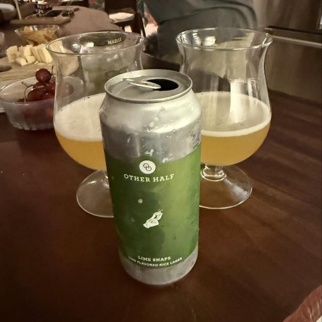 Bia co mau vang rom nhat am ap hoac mot mau vang anh kim kieu sa - Lime Snaps: Giai Điệu M&ugrave;a H&egrave; Trong Một Ly Bia Thủy Tinh