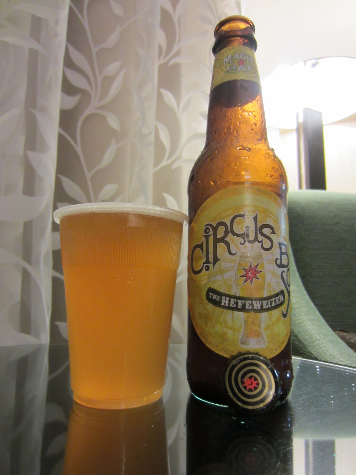 Das Bier hat eine warme rumgelbe Farbe mit einem Hauch von Goldgelb – wie der Morgentau auf den goldenen Feldern – Circus Boy Das Hefeweizen!: Der goldene Tanz des Clowns