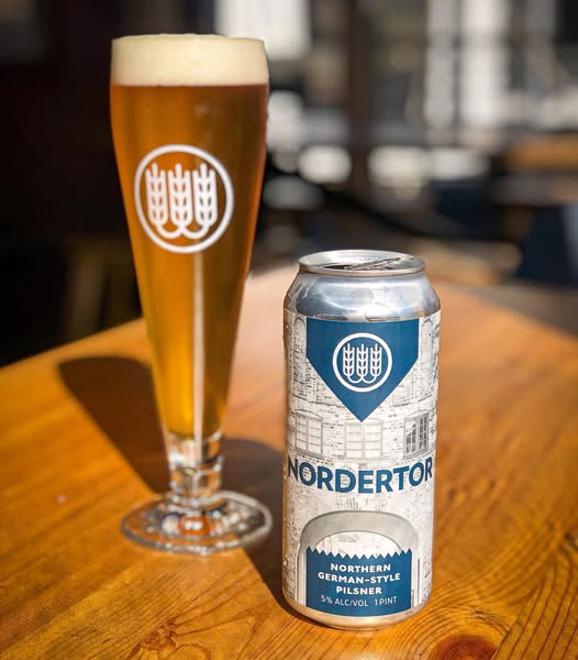 ビールは最もバラ色の黄色で、吊り下げられた容器の琥珀色を反映しています - ノーダートール：あらゆる静寂の中の美しさに耳を傾ける