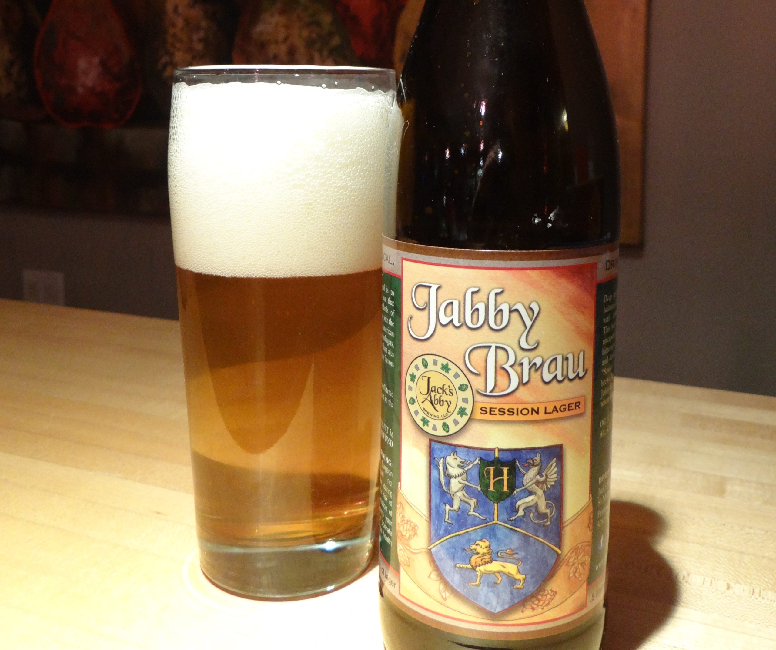 Das Bier hat eine intensive Rumfarbe, die wie eine kristallklare Perle glänzt und mit den ersten goldenen Strahlen des Tages funkelt – Jabby Brau: Klares Bier aus dem Herzen
