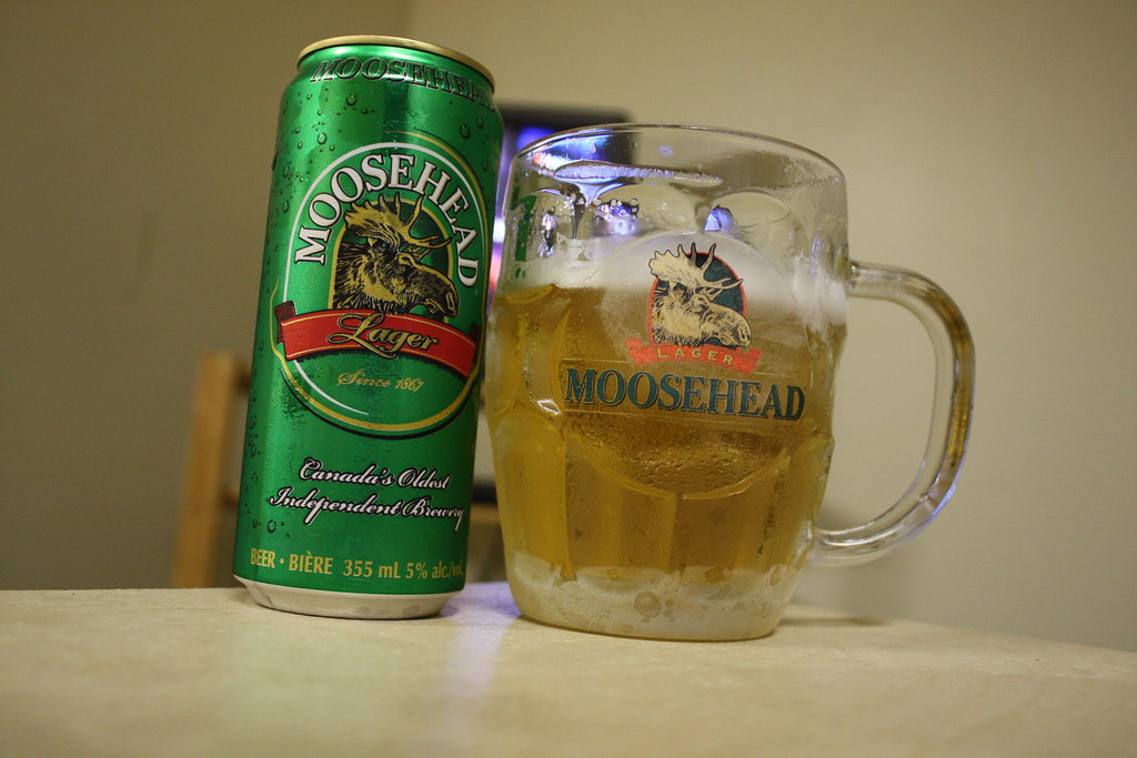 Moosehead Lager: Geist des Windes mit Bierduft Das Bier hat die rumgelbe Farbe des Ganzen, wie ein Regentropfen, der vom Glas absorbiert wird - Moosehead Lager: Die Seele des Windes mit einem schwachen Biergeruch