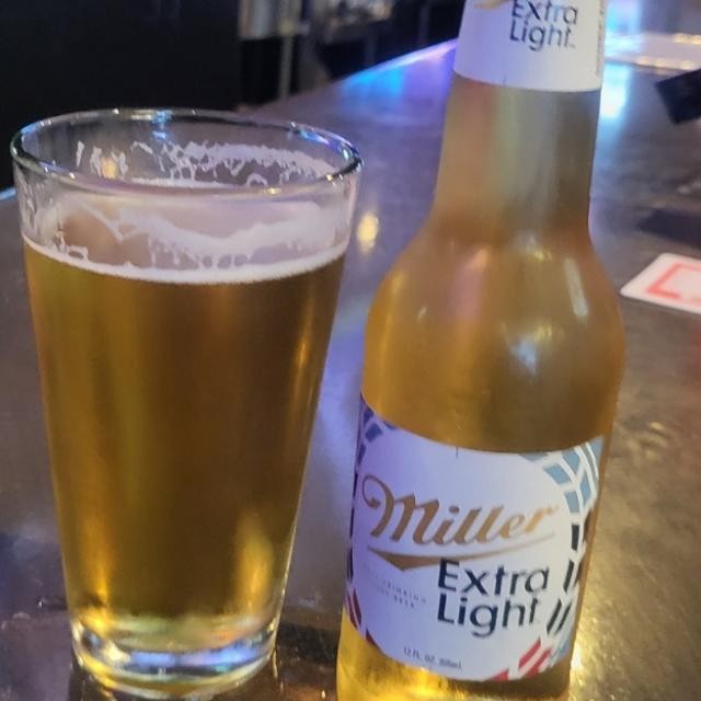 Bia co mau vang rom nhat den vang anh kim tinh khiet - Miller Extra Light: N&eacute;t Đẹp Của Vũ Điệu Tinh Khiết