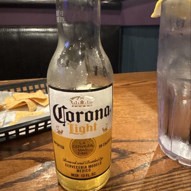 Bia co mau vang rom nhat tinh khoi trong vat nhu nhung tia nang dau tien - Corona Light: Kh&uacute;c Biến Tấu Dịu D&agrave;ng Từ Tinh T&uacute;y