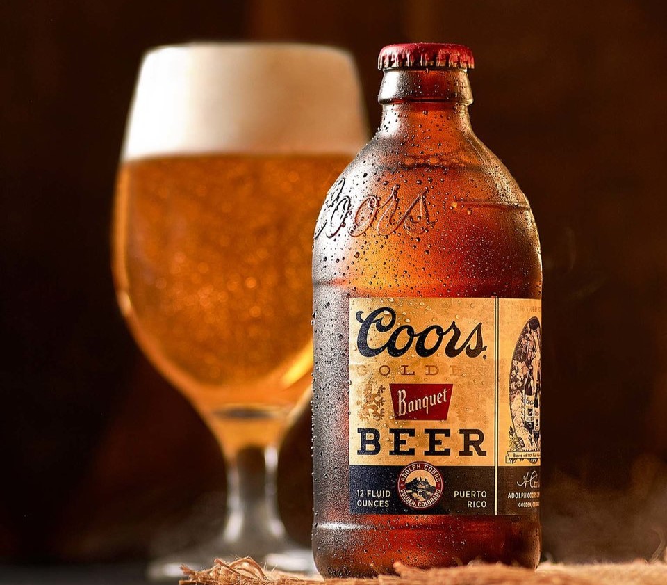 Bia co mau vang rom sang tinh khiet nhu anh nang ban mai dau he duoc chat lai trong chiec ly - Coors Banquet: Một Di Sản Chứa Đựng V&ocirc; V&agrave;n Cảm X&uacute;c