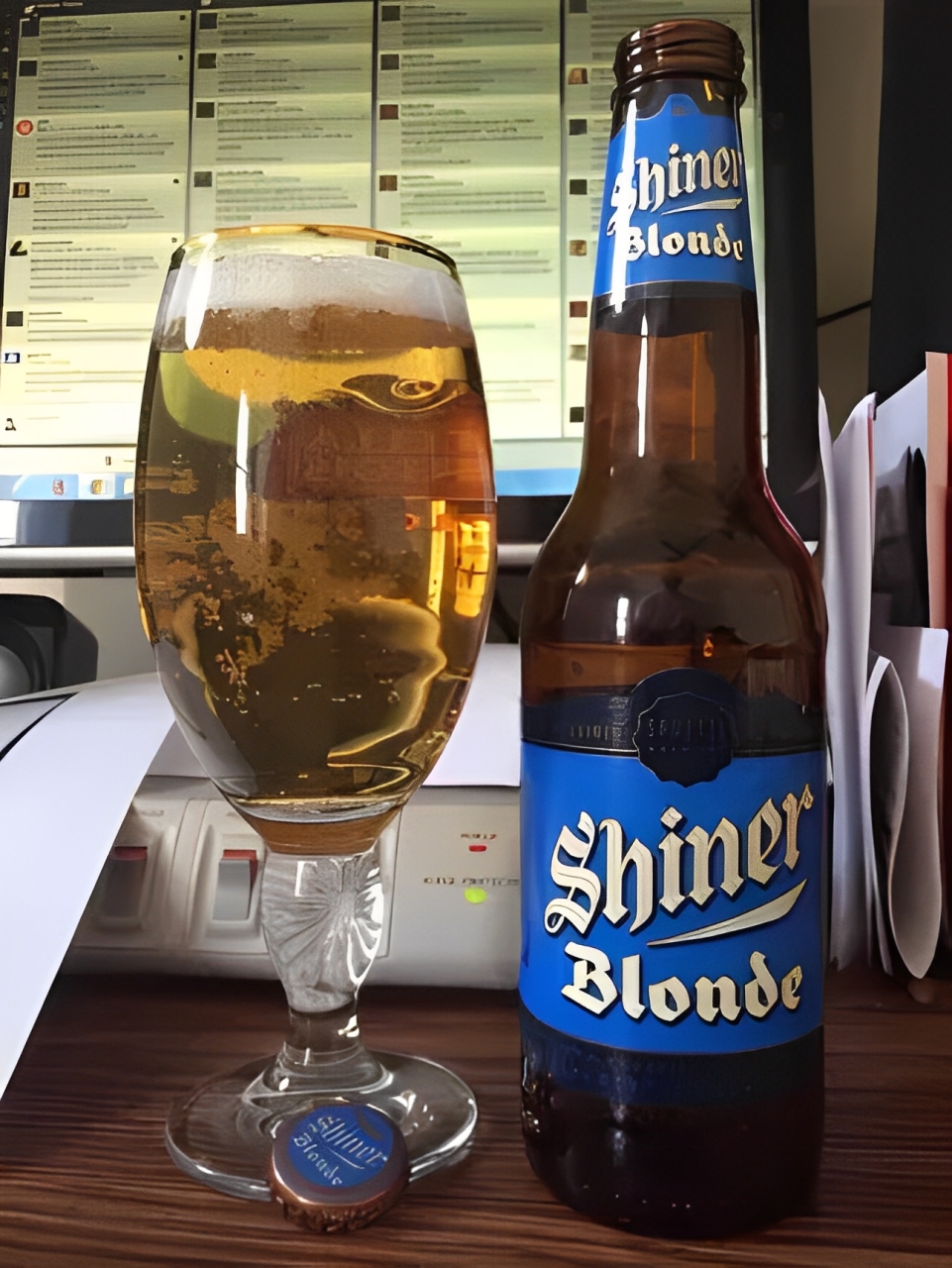 Shiner Blonde: Đón Nắng Trong Từng Ngụm Men Say Bia co mau vang rom sang trong vat nhu nhung tia nang dau tien cua buoi binh minh duoc goi tron lai - Shiner Blonde: Đón Nắng Trong Từng Ngụm Men Say