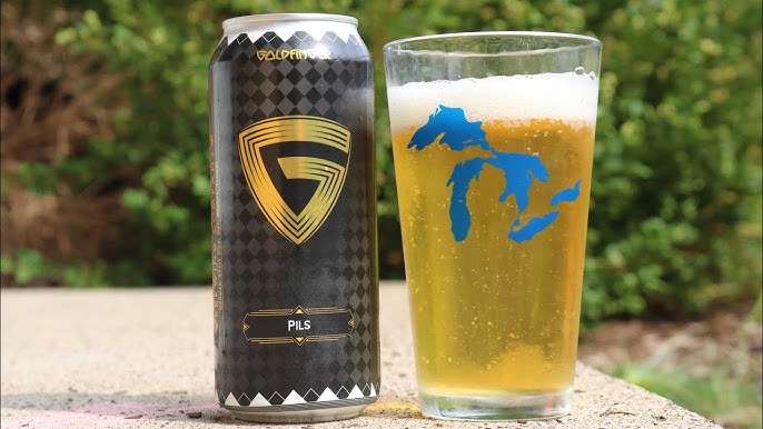 The beer has a clear, golden-brown color, so transparent that you can see individual bubbles as it rises - Goldfinger Pils: A Flavor from Romantic Germany