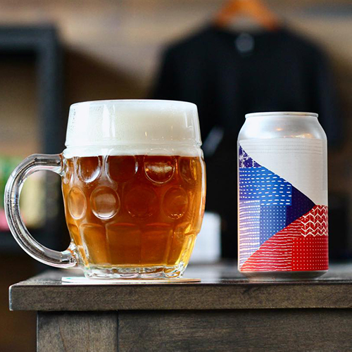 Bier mit hell- bis dunkelgelber Farbe, klar wie ein Sonnentropfen auf einem Weizenfeld – Světlý Ležák 12º: Tschechische Essenz im Herzen Kanadas