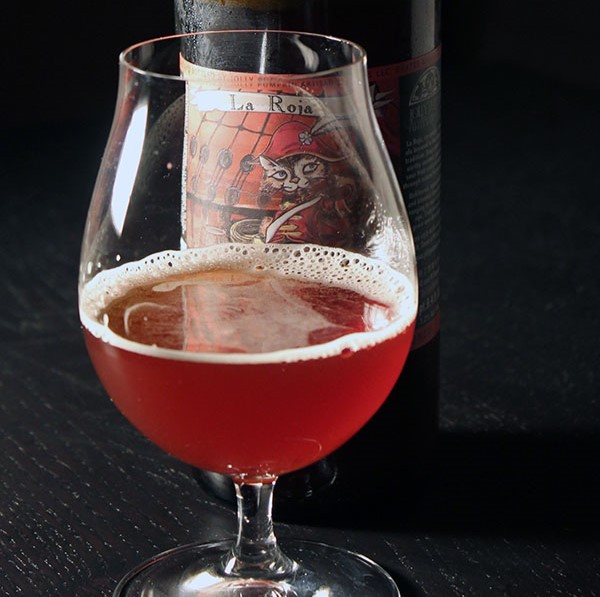 Das Bier hat eine warme, kupferfarbene Farbe, die gelegentlich die geheimnisvollen braunen Strahlen wie die Farbe der Herbstblätter reflektiert - La Roja: Wo Wildheit und Raffinesse zusammenkommen