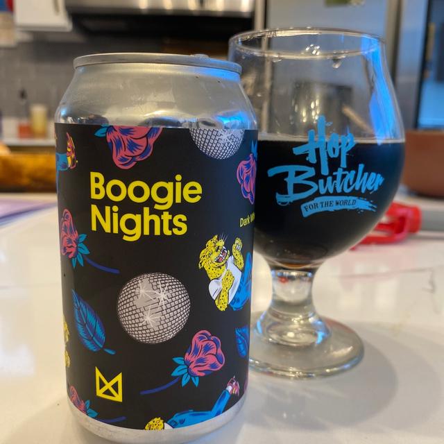 Boogie Nights: Điệu Vũ Hoài Niệm Trong Từng Ngụm Vàng Boogie Nights co thiet ke lon bia doc dao voi hinh anh nhieu mau sac giua nen den - Boogie Nights: Điệu Vũ Hoài Niệm Trong Từng Ngụm Vàng