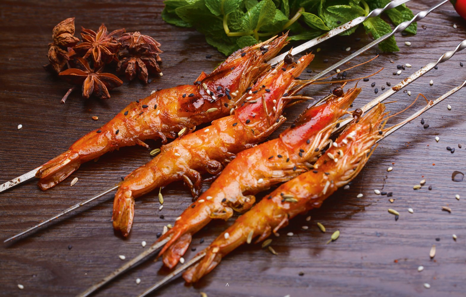 Cac mon hai san dac biet la tom nuong vo cung phu hop thuong thuc cung bia nay - Lime Snaps: Giai Điệu M&ugrave;a H&egrave; Trong Một Ly Bia Thủy Tinh