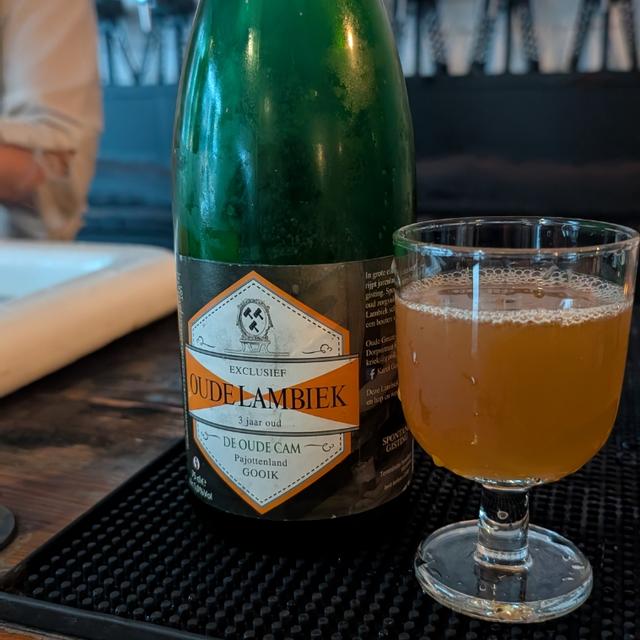 デ・カム・ランビック:不滅のビールの純粋な魂 デ・カム・ランビックは、繊細なガラス瓶を使ったユニークなデザインです - デ・カム・ランビック:不滅のビールの純粋な魂
