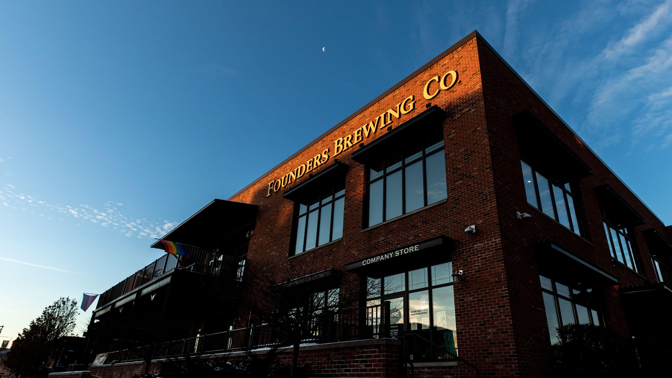 Founders Brewing Company co thiet ke doc dao voi hinh anh co dien - Pilsner: Men Say Trong Veo Với Điệu Valse Tinh Khiết