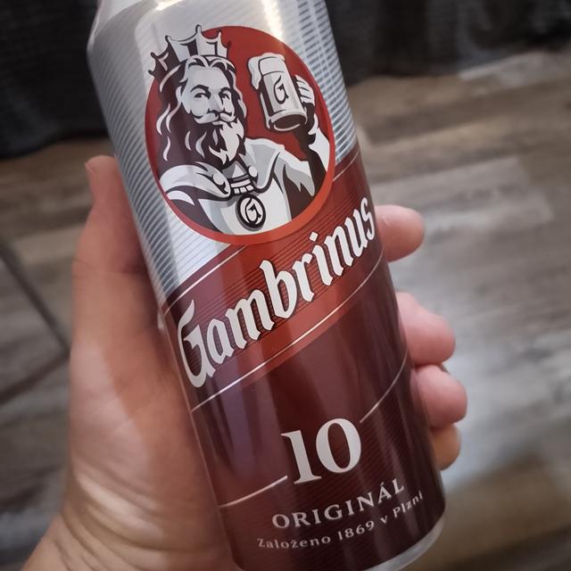 ガンブリヌス・オリジナル10°は、淡い赤色が印象的なビール缶デザインです - ガンブリヌス・オリジナル10°：ボヘミアの黄金の魂