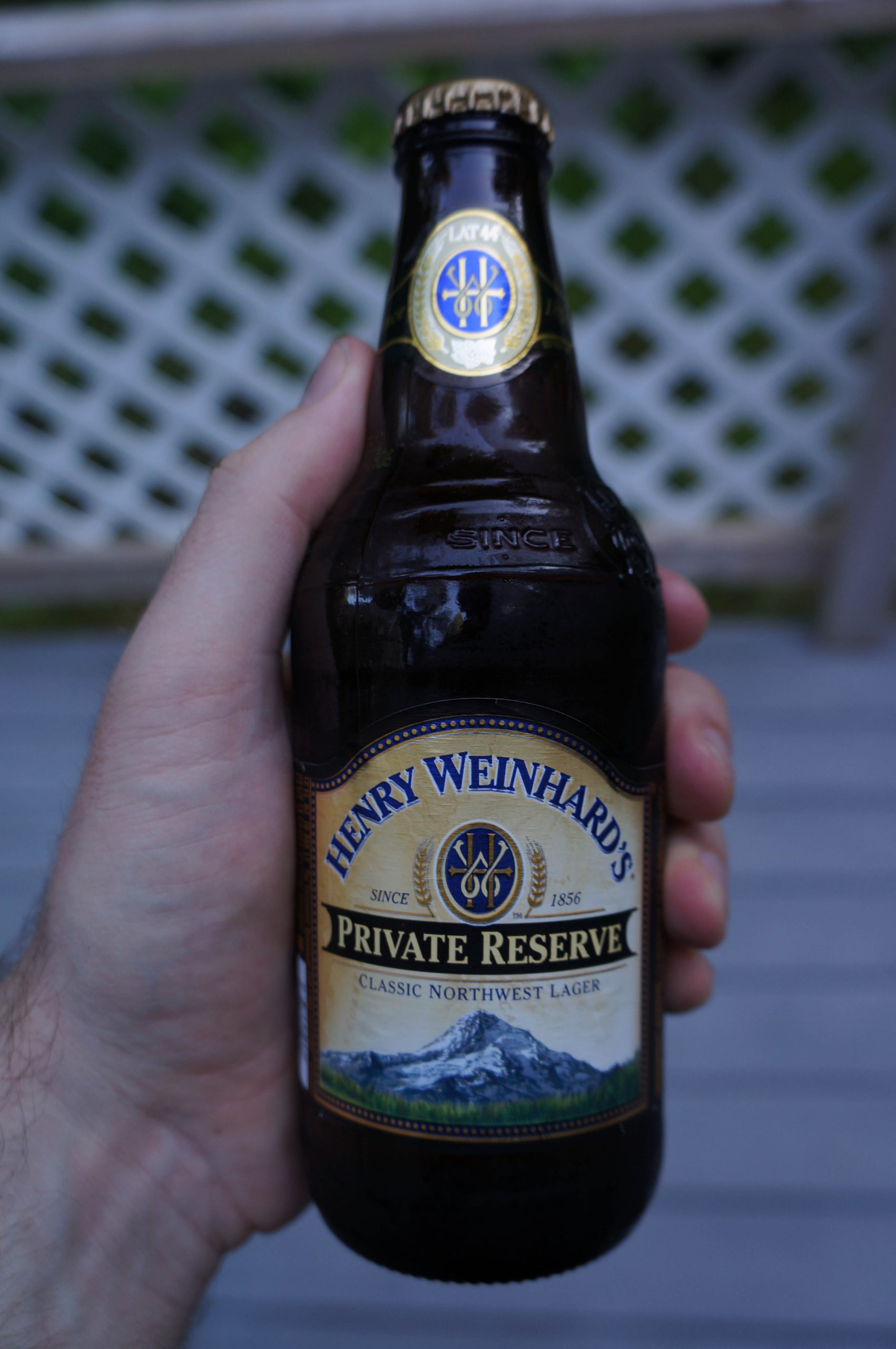 Henry Weinhards Private Reserve: Knackiger goldener Geschmack Henry Weinhards Private Reserve hat ein beeindruckendes Bierdosendesign, das eine königliche Qualität in den Vordergrund stellt – Henry Weinhards Private Reserve: Knackiger, goldener Geschmack