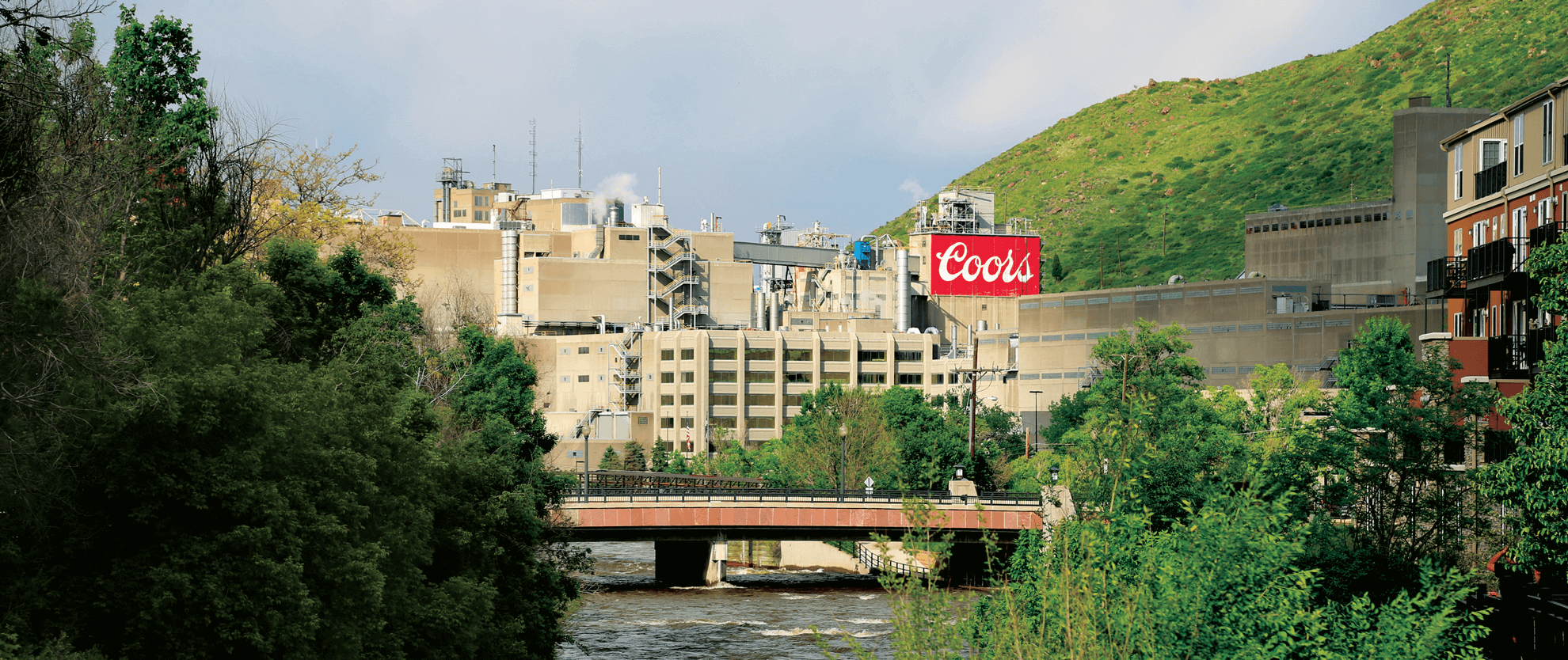 Hinh anh ben ngoai nha may bia Coors Brewing Company Molson Coors tuoi moi - Coors Banquet: Một Di Sản Chứa Đựng V&ocirc; V&agrave;n Cảm X&uacute;c