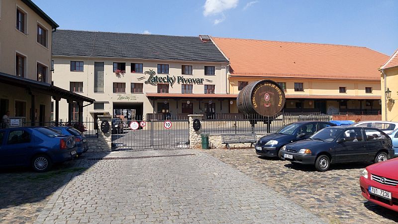 Bilder von außerhalb der legendären Bierfabrik Zatecky Pivova – Žatecký Světlý Ležák: Die glänzende Rückkehr einer Legende