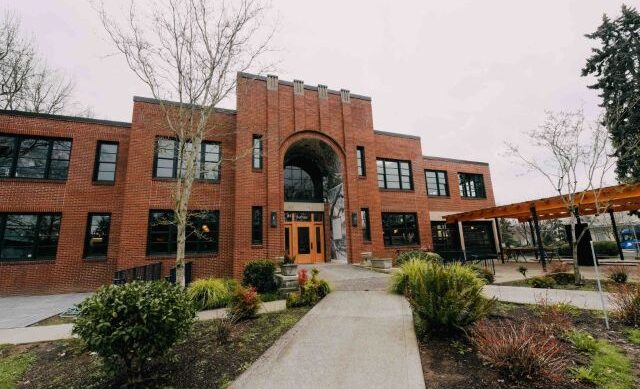 pFriem Family Brewers醸造所の外観の古典的な写真 - Helles：純粋さが感情の頂点である場所