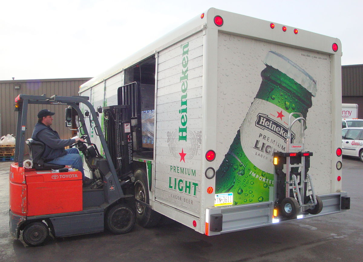 Heineken Premium Light Lager: Eine Geschichte, die Herzen eroberte Bild von Arbeitern, die Bierfässer in der Fabrik von Heineken Nederland BV transportieren – Heineken Premium Light Lager: Eine Geschichte, die Herzen eroberte