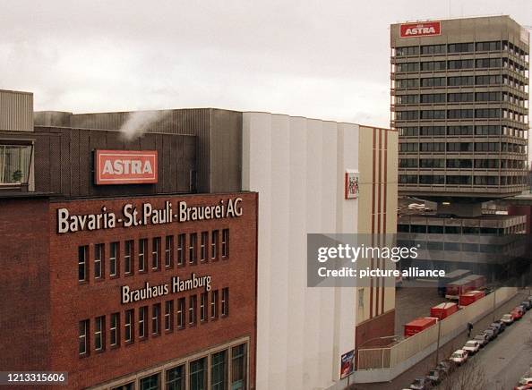 Hinh anh nha may bia St. Pauli Brauerei C.L. Wilh. Brandt Gmbh Co. huyen thoai - St. Pauli Girl: Người Đẹp Dirndl V&agrave; Huyền Thoại Bia Đức