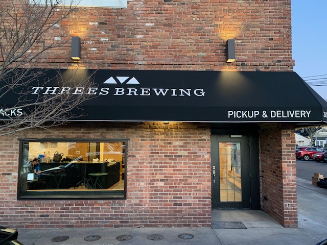 Hinh anh nha may bia Threes Brewing nhin tu ben ngoai voi ve dep vua co dien vua hien dai - Gowanus Gold: Tinh Hoa Lager Trong &Aacute;nh H&agrave;o Quang