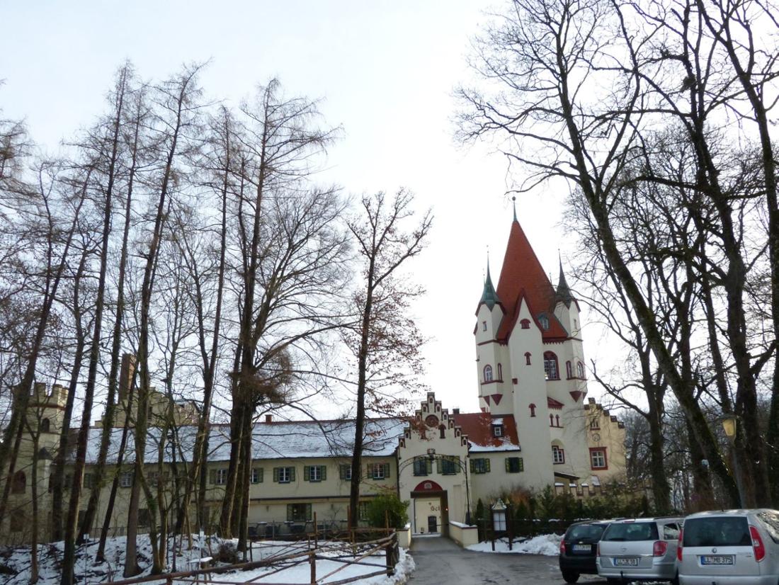 Traumhaftes Bild vor der Brauerei König Ludwig Schlossbrauerei Kaltenberg – König Ludwig Weißbier: Tauchen Sie ein in ein goldenes Erbe