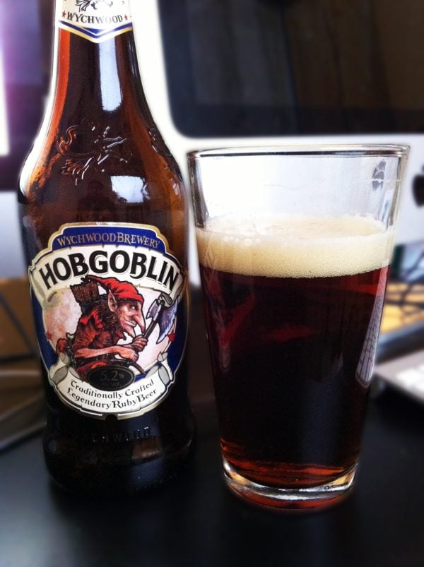 Hobgoblin Ruby: Đắm Mình Trong Câu Chuyện Đỏ Hobgoblin Ruby co thiet ke lon bia voi hinh anh nguoi mui dai cam riu doc dao - Hobgoblin Ruby: Đắm Mình Trong Câu Chuyện Đỏ