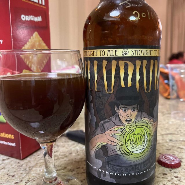 Illudium co thiet ke chai bia doc dao voi hinh anh an tuong - Illudium: Men Say Nồng N&agrave;n Sưởi Ấm T&acirc;m Hồn