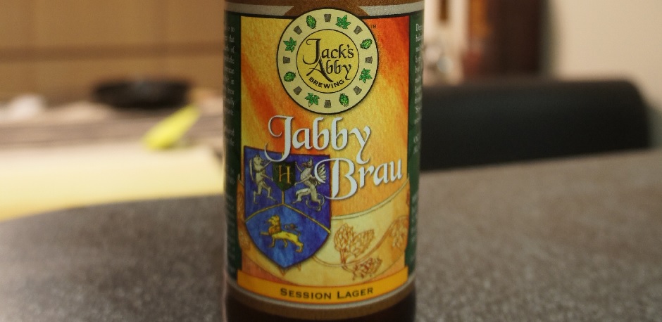Jabby Brau hat ein einzigartiges Bierflaschendesign mit floralen Farben - Jabby Brau: Klares Bier aus Herzen gewebt