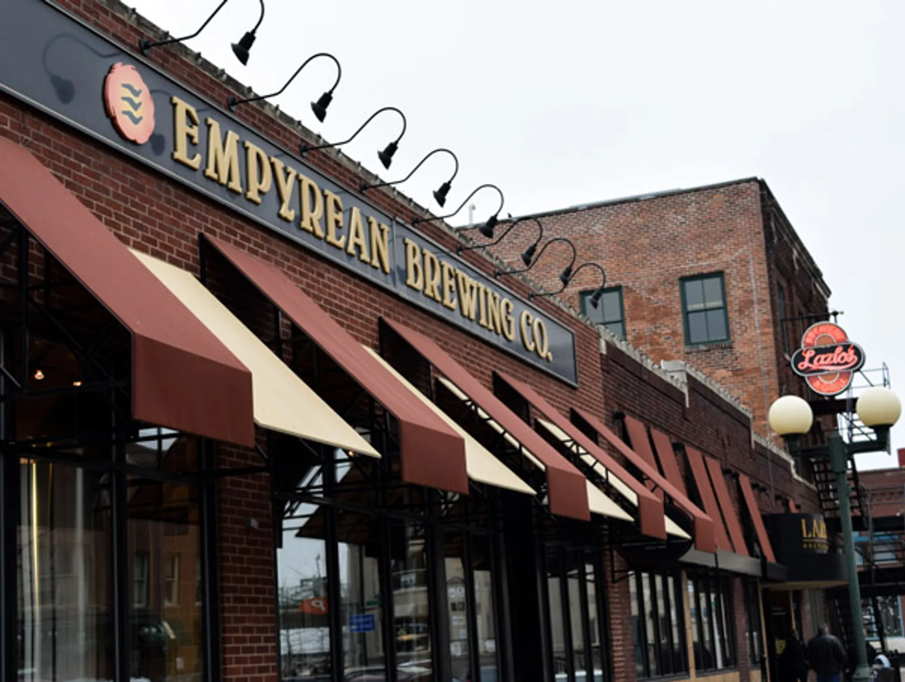 Außenansicht der klassischen Brauerei der Empyrean Brewing Company – Pitched Blue: Die Seele heißer Sommernachmittage