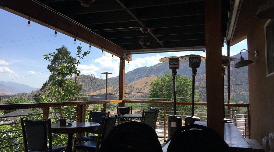 Ale zum 6. Jubiläum: Kern Rivers Touch of Memory Der Blick außerhalb der Brauerei der Kern River Brewing Company lädt zum Biertrinken und guten Essen ein - 6th Anniversary Ale: Touching the Sedentary Memories of Kern River