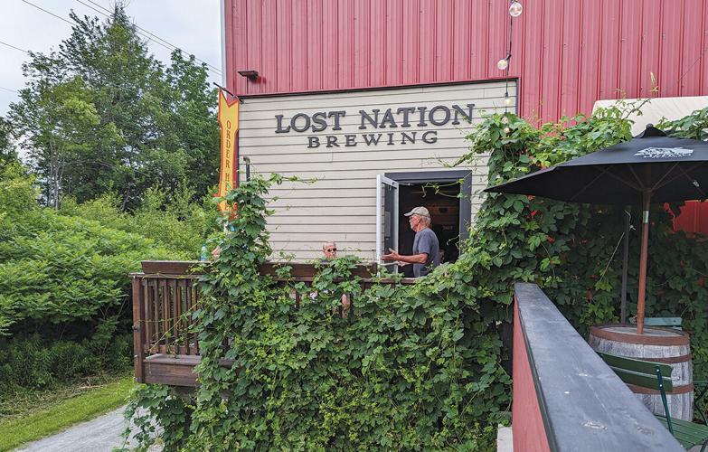 Khung canh ben ngoai nha may bia Lost Nation Brewing ben ngoai - Lokal Resident: Hồi Ức Về Một Ng&ocirc;i L&agrave;ng Mộng Mơ