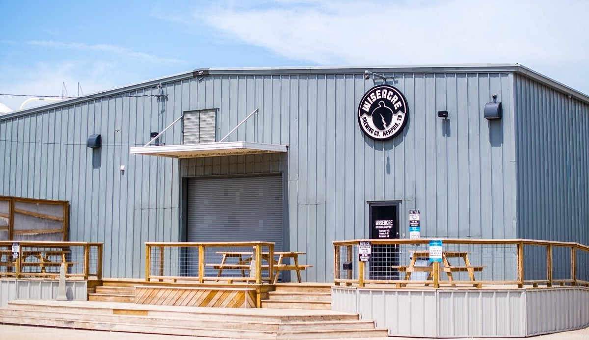 Tiny Bomb: Triết Lý Tôn Vinh Vẻ Đẹp Thuần Khiết Khung canh ben ngoai nha may bia Wiseacre Brewing Broad Ave OG giua troi quang - Tiny Bomb: Triết Lý Tôn Vinh Vẻ Đẹp Thuần Khiết