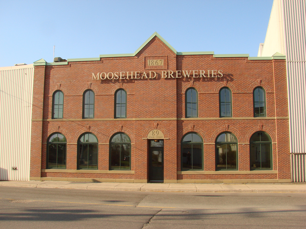 Moosehead Lager: Geist des Windes mit Bierduft Der Blick außerhalb der Brauerei Moosehead Breweries Ltd – Moosehead Lager: Der Geist des Windes mit dem Geruch von Bier