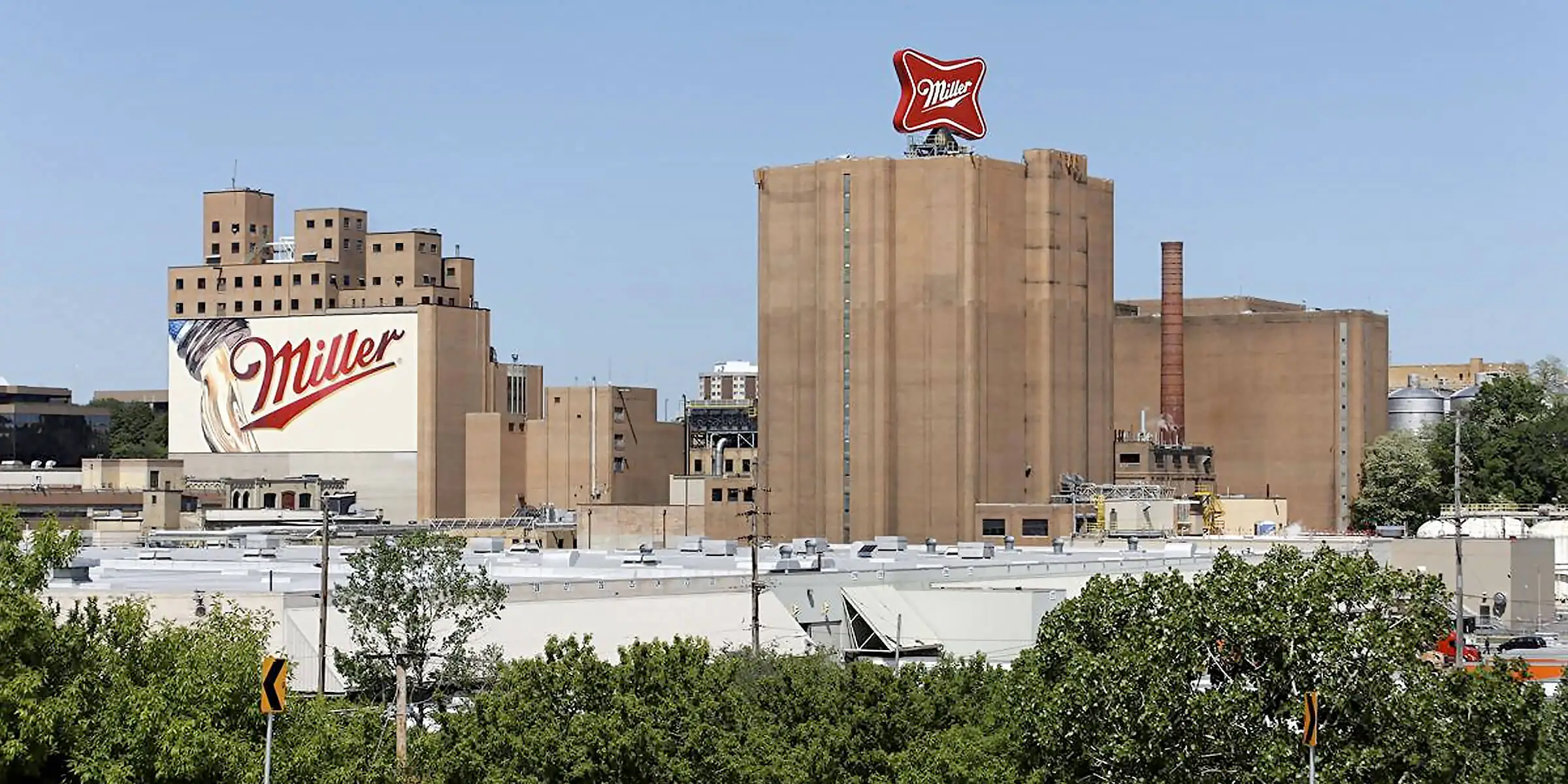 Khung canh hung vi ben ngoai nha may bia Miller Brewing Co - Miller Extra Light: N&eacute;t Đẹp Của Vũ Điệu Tinh Khiết